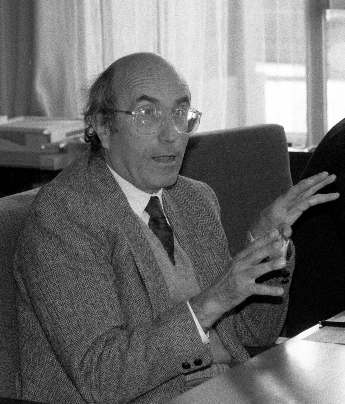 Niklas Luhmann prenant la parole lors d'un colloque à l'université de Saint-Gall